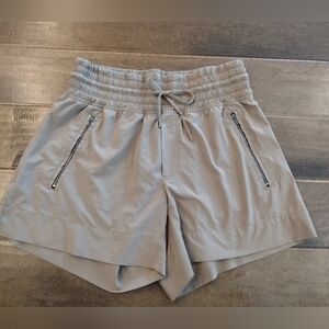 ATHLETA Women's tan khaki Camden Shorts zippered pockets - size 4